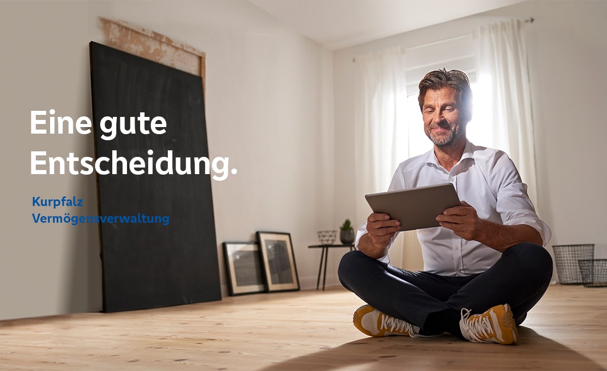 Ein Mann mit einem Tablet freut sich über das Kurpfalz Vermögensverwaltung Angeobot